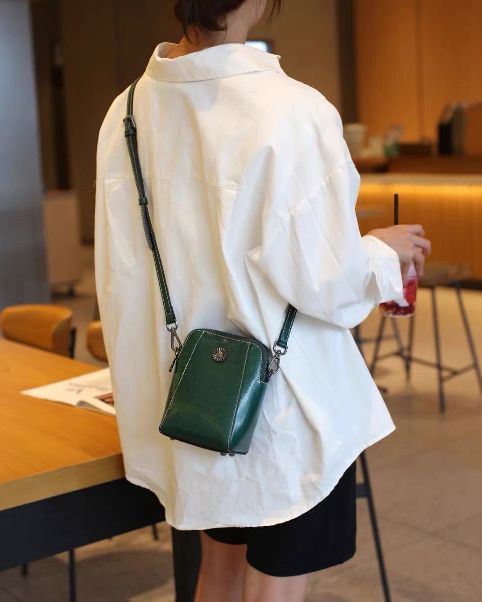 StrideAura™ — Unlock Hands-Free Freedom with Sleek, Effortless Style